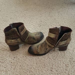 L'Artiste Western booties. Brown/green multicolored with decorative buckle.